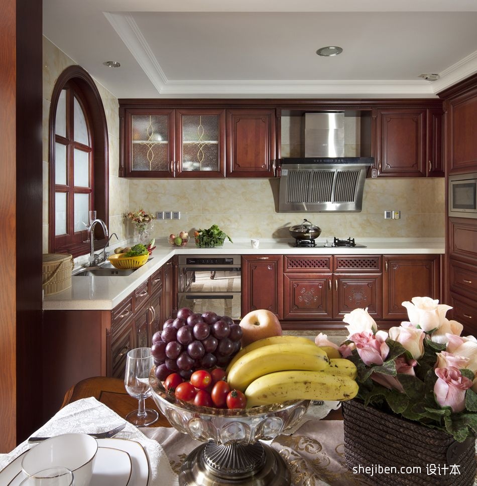 厨房与衣物的完美结合 实用与美观的现代装修设计